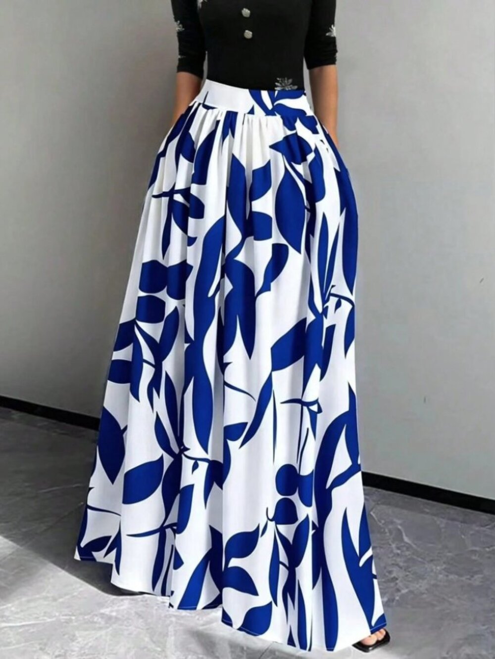 Blue and White Leaf Print Maxi Skirt with Pleated Waist